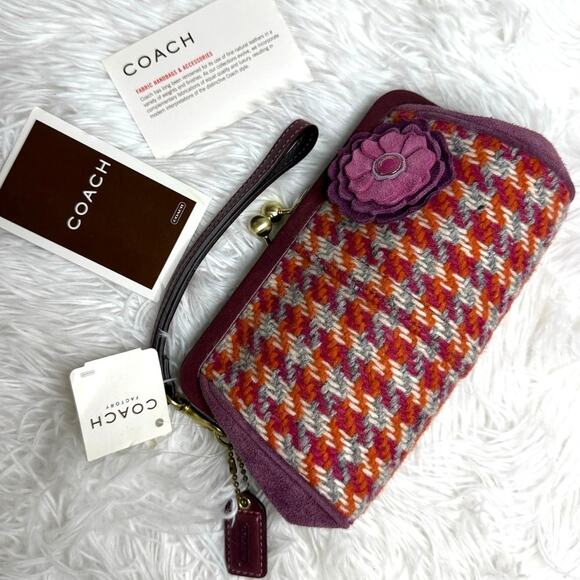 Coach Handbags - NWT COACH Hampton Houndstooth Kisslock Wristlet
